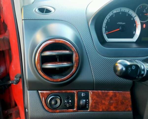 Красный Шевроле Авео, объемом двигателя 1.5 л и пробегом 65 тыс. км за 5500 $, фото 35 на Automoto.ua