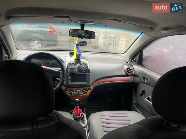 Красный Шевроле Авео, объемом двигателя 1.5 л и пробегом 354 тыс. км за 2999 $, фото 8 на Automoto.ua