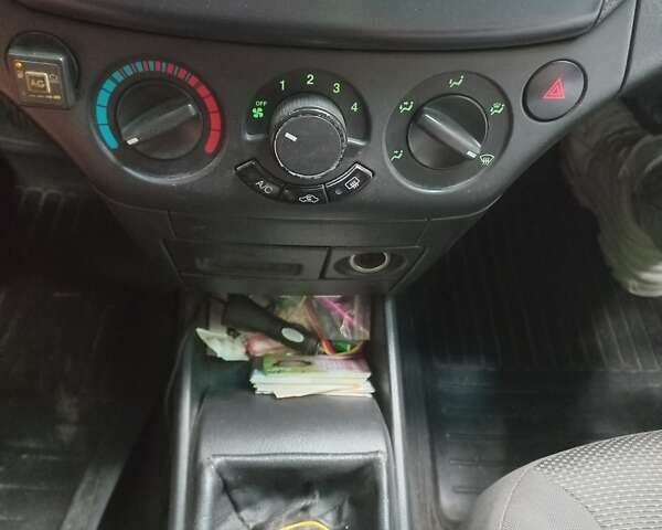 Красный Шевроле Авео, объемом двигателя 1.5 л и пробегом 256 тыс. км за 3200 $, фото 19 на Automoto.ua