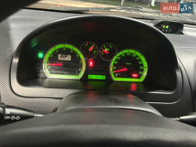 Красный Шевроле Авео, объемом двигателя 1.5 л и пробегом 34 тыс. км за 6300 $, фото 5 на Automoto.ua