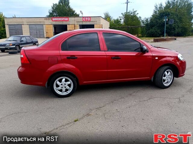 Красный Шевроле Авео, объемом двигателя 1.5 л и пробегом 307 тыс. км за 3800 $, фото 1 на Automoto.ua