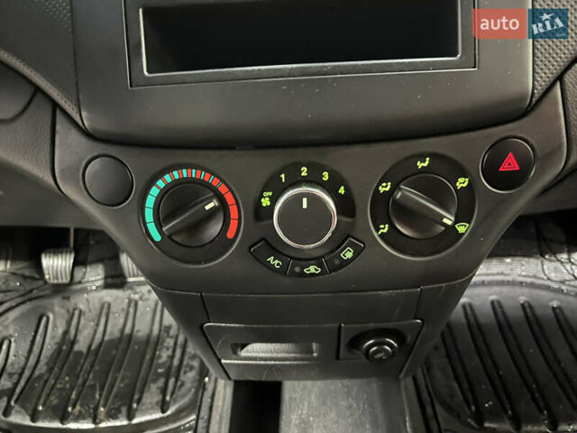 Красный Шевроле Авео, объемом двигателя 1.5 л и пробегом 34 тыс. км за 6300 $, фото 16 на Automoto.ua