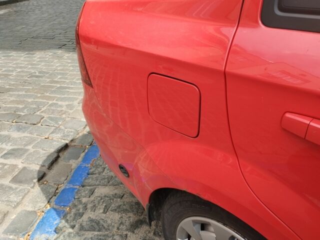 Красный Шевроле Авео, объемом двигателя 1.4 л и пробегом 201 тыс. км за 3500 $, фото 2 на Automoto.ua