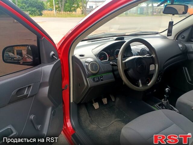 Красный Шевроле Авео, объемом двигателя 1.5 л и пробегом 307 тыс. км за 3800 $, фото 7 на Automoto.ua