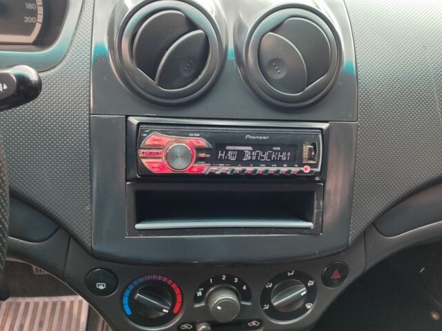 Красный Шевроле Авео, объемом двигателя 1.5 л и пробегом 239 тыс. км за 3200 $, фото 7 на Automoto.ua