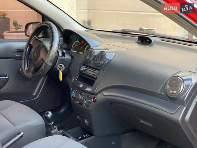 Красный Шевроле Авео, объемом двигателя 1.5 л и пробегом 270 тыс. км за 2999 $, фото 24 на Automoto.ua