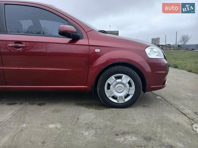 Красный Шевроле Авео, объемом двигателя 1.6 л и пробегом 91 тыс. км за 4800 $, фото 2 на Automoto.ua