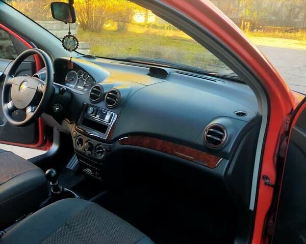 Красный Шевроле Авео, объемом двигателя 1.5 л и пробегом 65 тыс. км за 5500 $, фото 41 на Automoto.ua