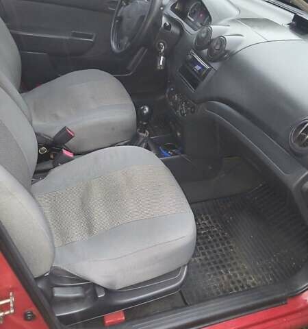 Красный Шевроле Авео, объемом двигателя 1.5 л и пробегом 215 тыс. км за 3000 $, фото 5 на Automoto.ua