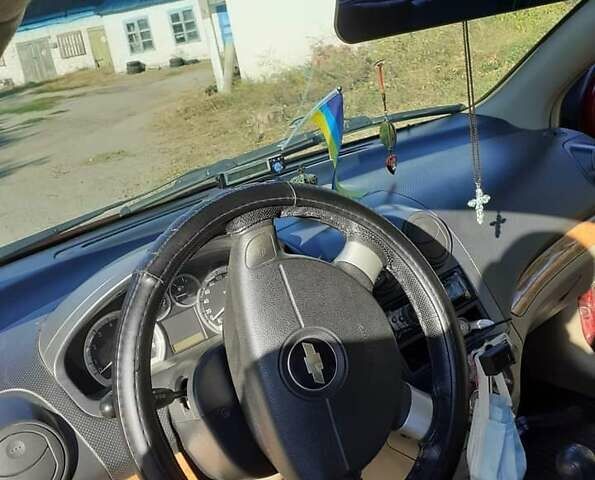 Красный Шевроле Авео, объемом двигателя 1.6 л и пробегом 160 тыс. км за 4900 $, фото 2 на Automoto.ua