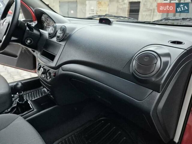 Красный Шевроле Авео, объемом двигателя 1.5 л и пробегом 34 тыс. км за 6200 $, фото 46 на Automoto.ua