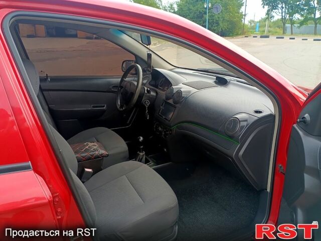 Красный Шевроле Авео, объемом двигателя 1.5 л и пробегом 307 тыс. км за 3800 $, фото 5 на Automoto.ua