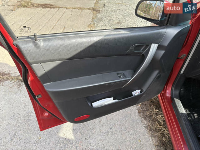 Красный Шевроле Авео, объемом двигателя 1.5 л и пробегом 263 тыс. км за 4500 $, фото 4 на Automoto.ua