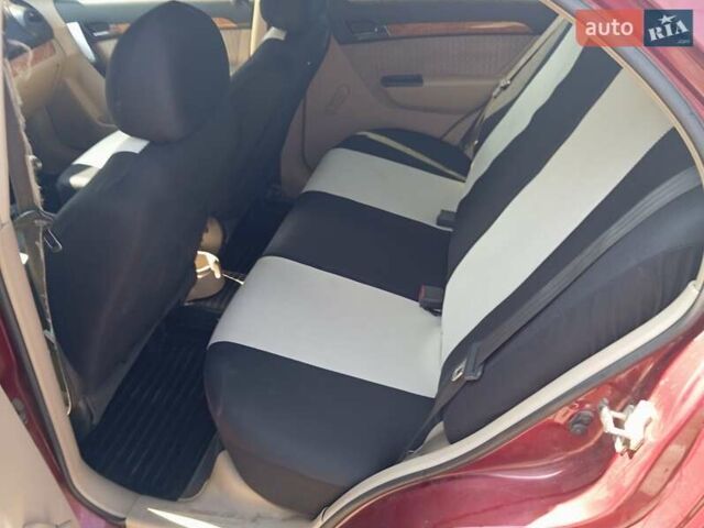 Красный Шевроле Авео, объемом двигателя 1.6 л и пробегом 261 тыс. км за 3600 $, фото 5 на Automoto.ua