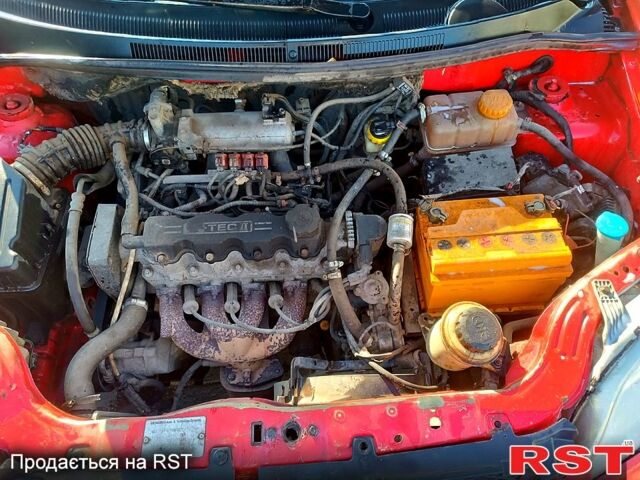 Красный Шевроле Авео, объемом двигателя 1.5 л и пробегом 370 тыс. км за 2000 $, фото 2 на Automoto.ua