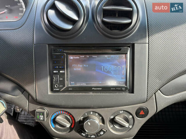 Красный Шевроле Авео, объемом двигателя 1.5 л и пробегом 263 тыс. км за 4500 $, фото 15 на Automoto.ua