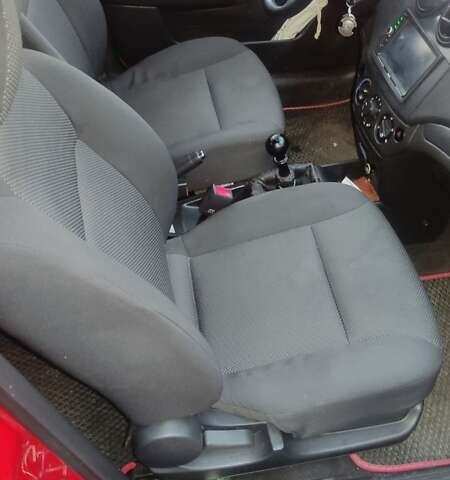 Красный Шевроле Авео, объемом двигателя 1.5 л и пробегом 205 тыс. км за 3300 $, фото 3 на Automoto.ua