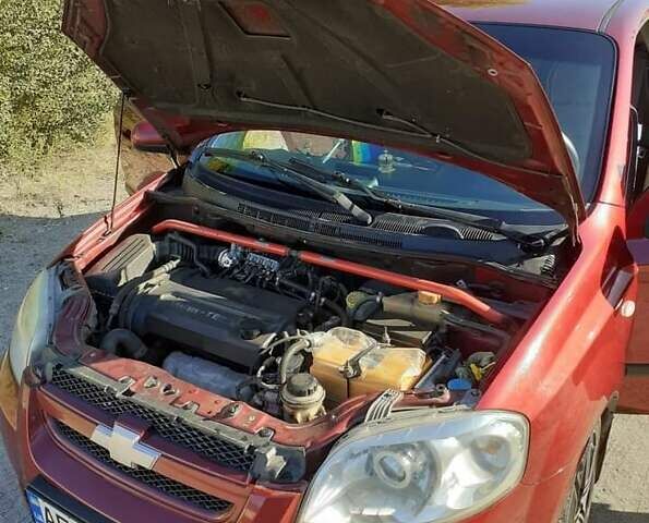 Красный Шевроле Авео, объемом двигателя 1.6 л и пробегом 160 тыс. км за 4900 $, фото 3 на Automoto.ua