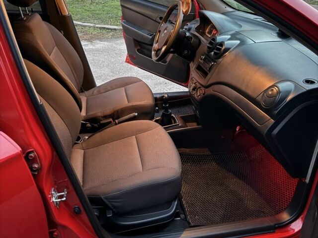 Червоний Шевроле Авео, об'ємом двигуна 1.5 л та пробігом 208 тис. км за 4200 $, фото 5 на Automoto.ua