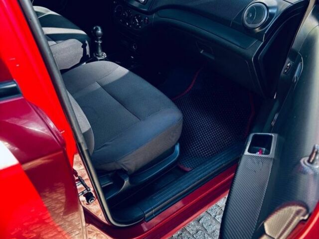Красный Шевроле Авео, объемом двигателя 1.5 л и пробегом 185 тыс. км за 3399 $, фото 9 на Automoto.ua