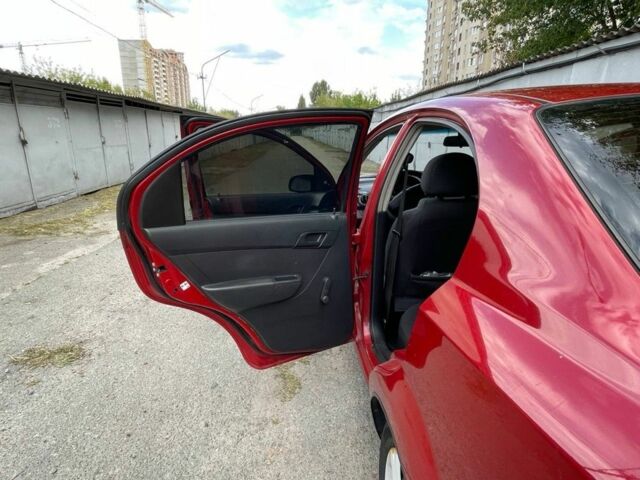 Красный Шевроле Авео, объемом двигателя 1.6 л и пробегом 32 тыс. км за 3100 $, фото 9 на Automoto.ua
