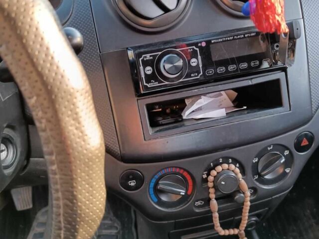 Красный Шевроле Авео, объемом двигателя 1.5 л и пробегом 200 тыс. км за 3800 $, фото 4 на Automoto.ua