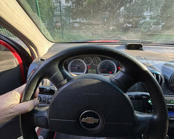 Красный Шевроле Авео, объемом двигателя 1.5 л и пробегом 280 тыс. км за 1800 $, фото 5 на Automoto.ua