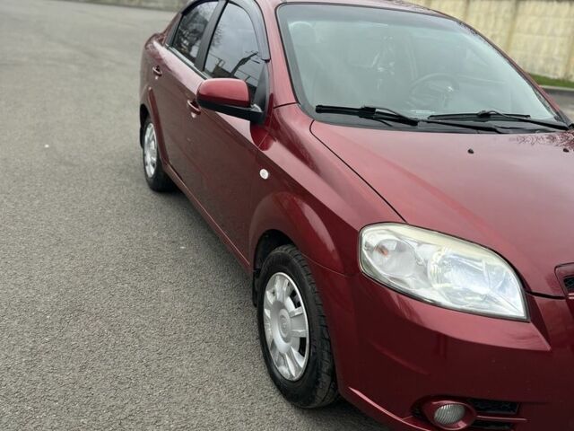 Красный Шевроле Авео, объемом двигателя 1.6 л и пробегом 210 тыс. км за 4300 $, фото 1 на Automoto.ua