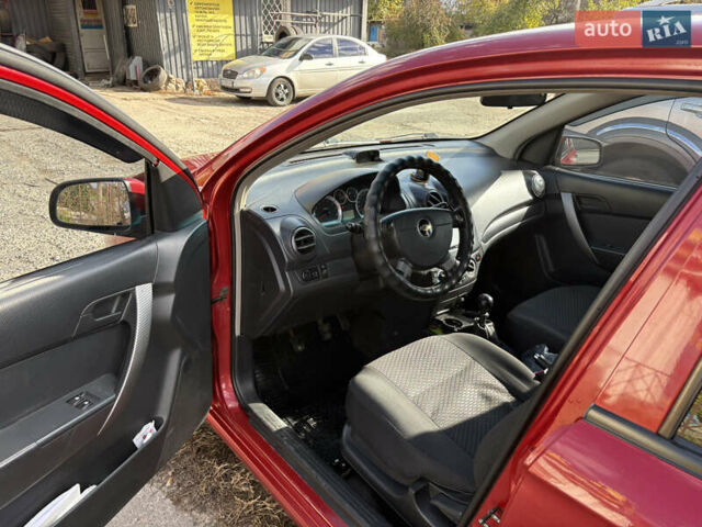 Красный Шевроле Авео, объемом двигателя 1.5 л и пробегом 263 тыс. км за 4500 $, фото 5 на Automoto.ua