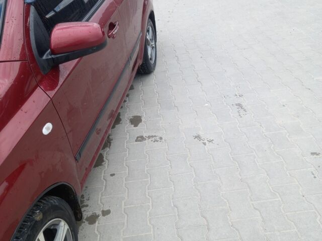 Красный Шевроле Авео, объемом двигателя 1.6 л и пробегом 245 тыс. км за 3690 $, фото 5 на Automoto.ua