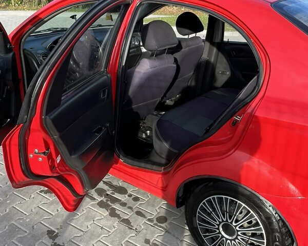 Червоний Шевроле Авео, об'ємом двигуна 1.5 л та пробігом 181 тис. км за 2700 $, фото 2 на Automoto.ua