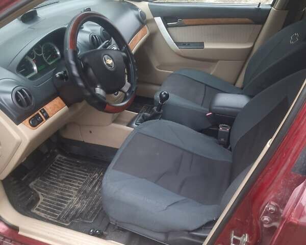 Красный Шевроле Авео, объемом двигателя 1.6 л и пробегом 209 тыс. км за 3500 $, фото 4 на Automoto.ua