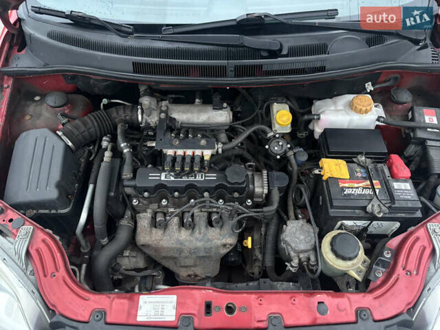 Красный Шевроле Авео, объемом двигателя 1.5 л и пробегом 190 тыс. км за 5200 $, фото 16 на Automoto.ua