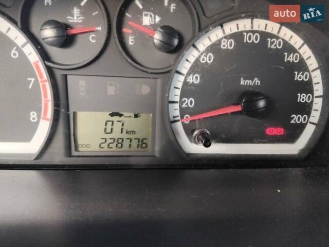 Красный Шевроле Авео, объемом двигателя 1.5 л и пробегом 228 тыс. км за 3700 $, фото 1 на Automoto.ua