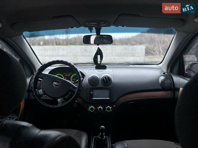 Красный Шевроле Авео, объемом двигателя 1.5 л и пробегом 190 тыс. км за 5200 $, фото 12 на Automoto.ua