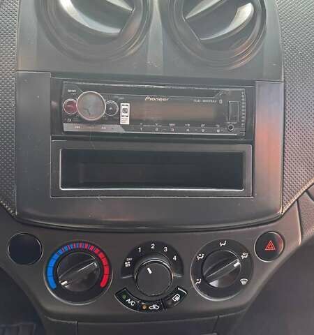 Красный Шевроле Авео, объемом двигателя 1.5 л и пробегом 329 тыс. км за 2900 $, фото 12 на Automoto.ua