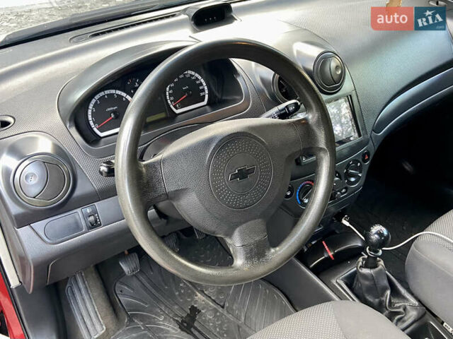 Красный Шевроле Авео, объемом двигателя 1.5 л и пробегом 106 тыс. км за 3900 $, фото 13 на Automoto.ua