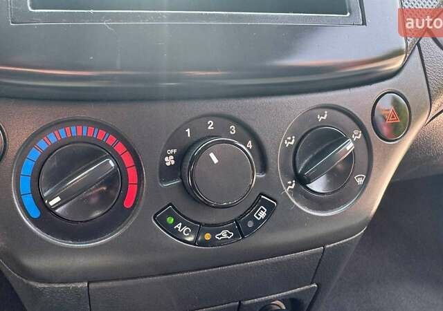 Красный Шевроле Авео, объемом двигателя 1.5 л и пробегом 329 тыс. км за 2900 $, фото 13 на Automoto.ua