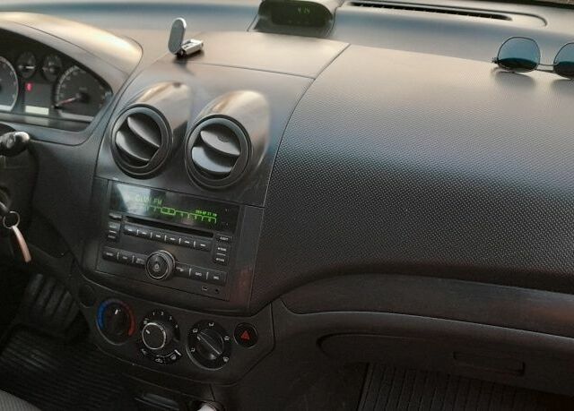 Красный Шевроле Авео, объемом двигателя 1.2 л и пробегом 280 тыс. км за 3600 $, фото 3 на Automoto.ua