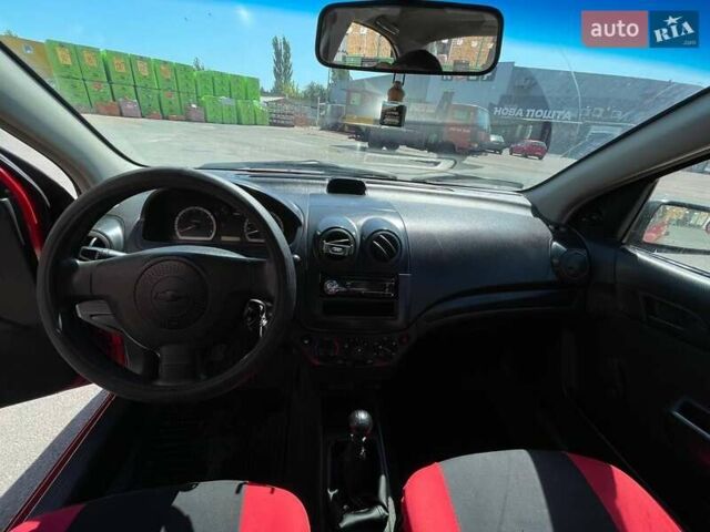 Красный Шевроле Авео, объемом двигателя 1.5 л и пробегом 577 тыс. км за 2100 $, фото 6 на Automoto.ua