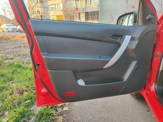 Красный Шевроле Авео, объемом двигателя 1.2 л и пробегом 250 тыс. км за 3560 $, фото 4 на Automoto.ua