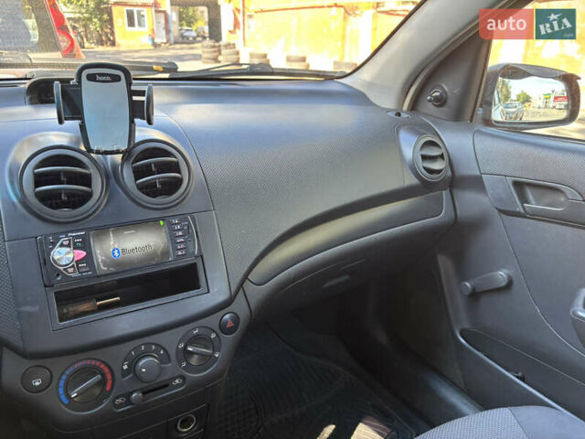Красный Шевроле Авео, объемом двигателя 1.5 л и пробегом 250 тыс. км за 3400 $, фото 19 на Automoto.ua