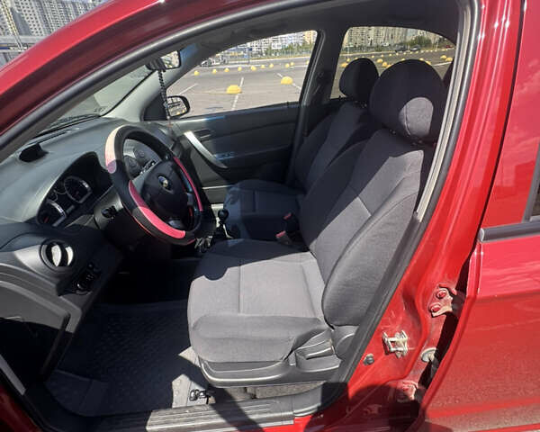 Красный Шевроле Авео, объемом двигателя 1.5 л и пробегом 52 тыс. км за 4999 $, фото 2 на Automoto.ua