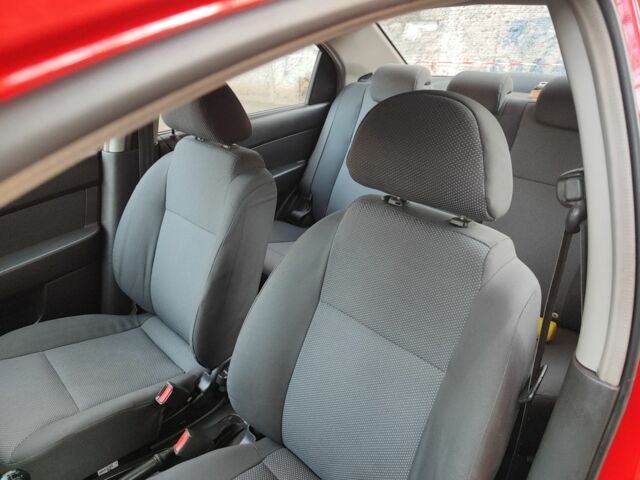 Красный Шевроле Авео, объемом двигателя 1.2 л и пробегом 250 тыс. км за 3560 $, фото 5 на Automoto.ua