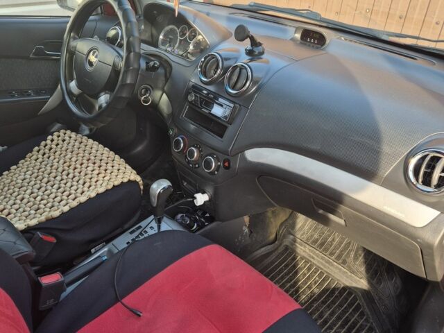 Красный Шевроле Авео, объемом двигателя 1.5 л и пробегом 327 тыс. км за 2900 $, фото 5 на Automoto.ua