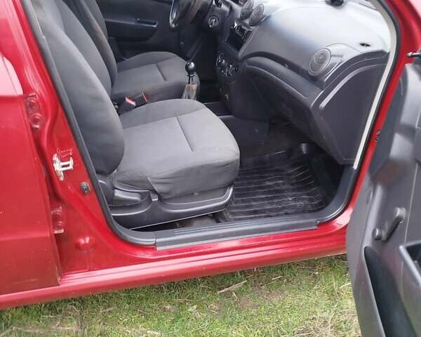 Красный Шевроле Авео, объемом двигателя 1.5 л и пробегом 150 тыс. км за 4700 $, фото 1 на Automoto.ua