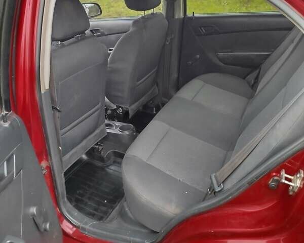 Красный Шевроле Авео, объемом двигателя 1.5 л и пробегом 150 тыс. км за 4700 $, фото 2 на Automoto.ua
