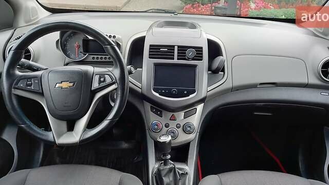 Красный Шевроле Авео, объемом двигателя 1.6 л и пробегом 98 тыс. км за 7200 $, фото 2 на Automoto.ua