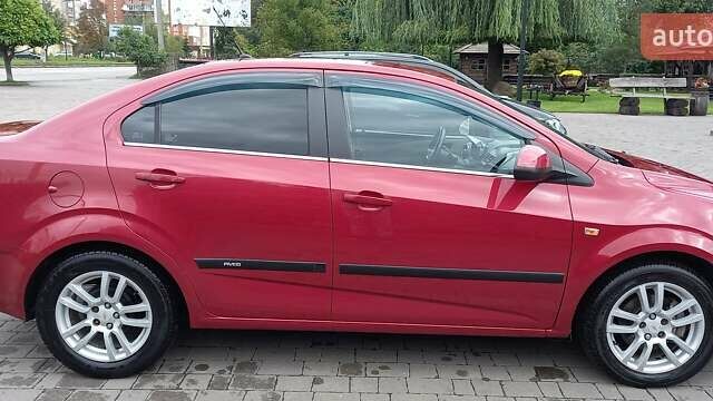 Красный Шевроле Авео, объемом двигателя 1.6 л и пробегом 98 тыс. км за 7200 $, фото 4 на Automoto.ua