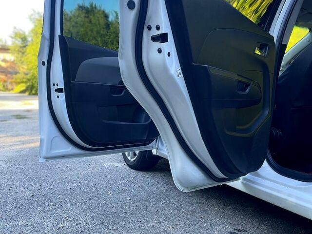 Шевроле Авео, объемом двигателя 1.6 л и пробегом 180 тыс. км за 6000 $, фото 4 на Automoto.ua